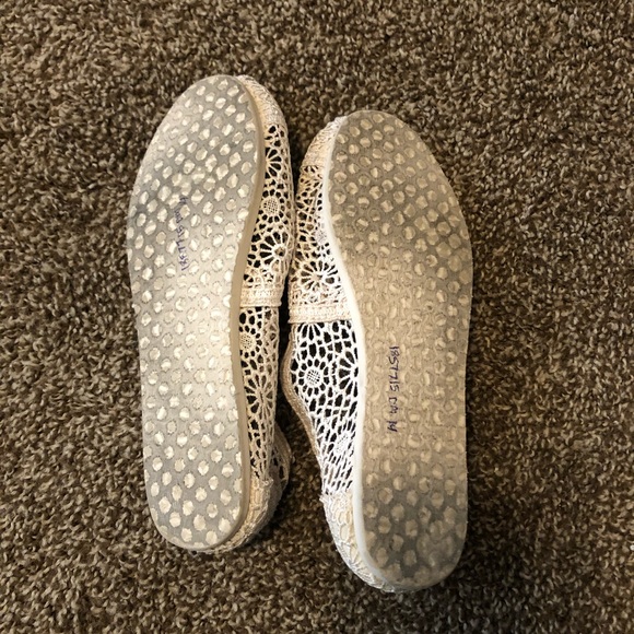 ✨White crochet Toms size W 7.5✨ - Picture 4 of 4